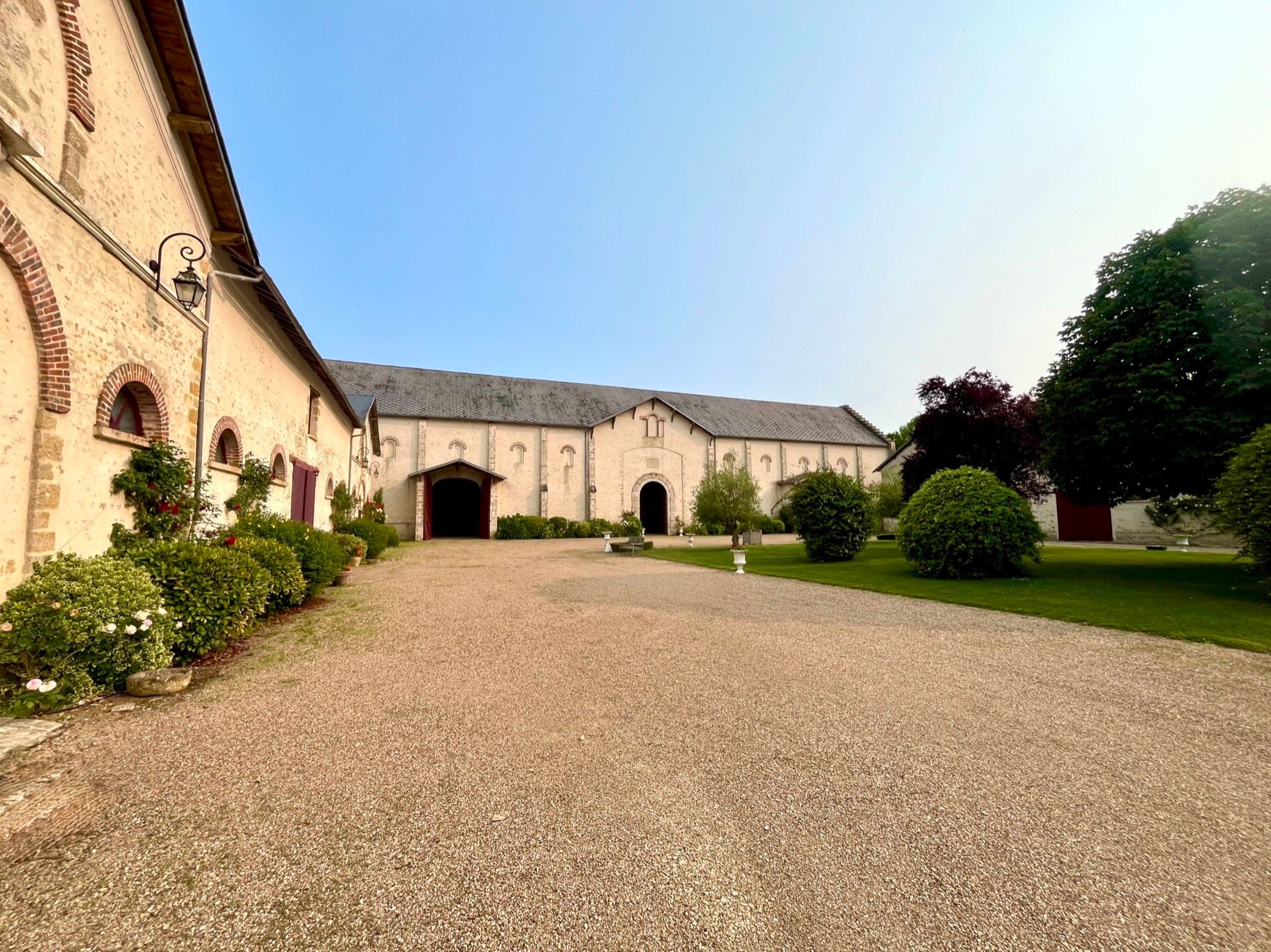 La cour intérieure du domaine, face à la façade de La Grange