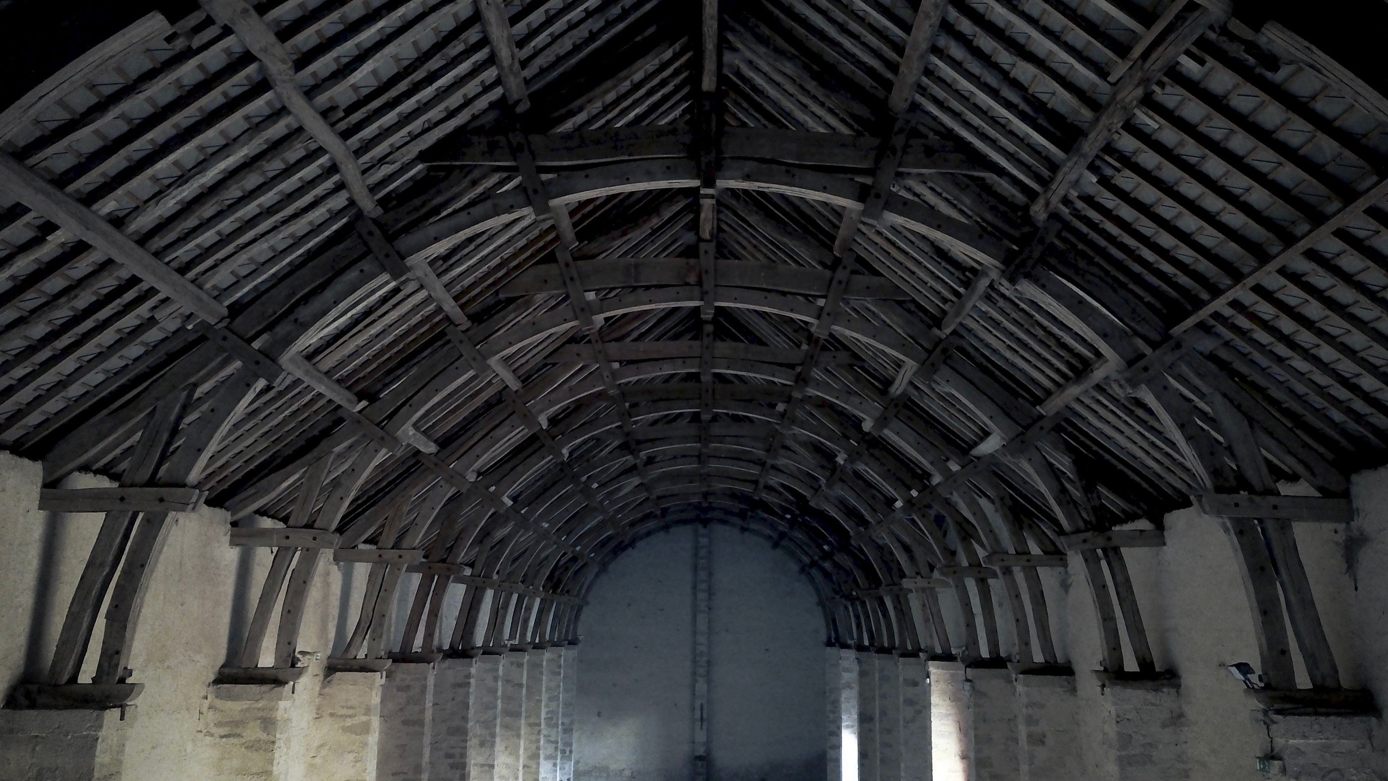 La charpente voûtée de La Grange, vue de l’intérieur